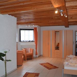 Zimmer mit Kingsize-Bett